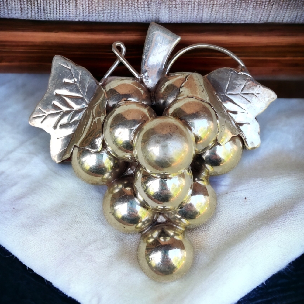 Vintage 29 gram sterling Taxco grapes brooch/pendant